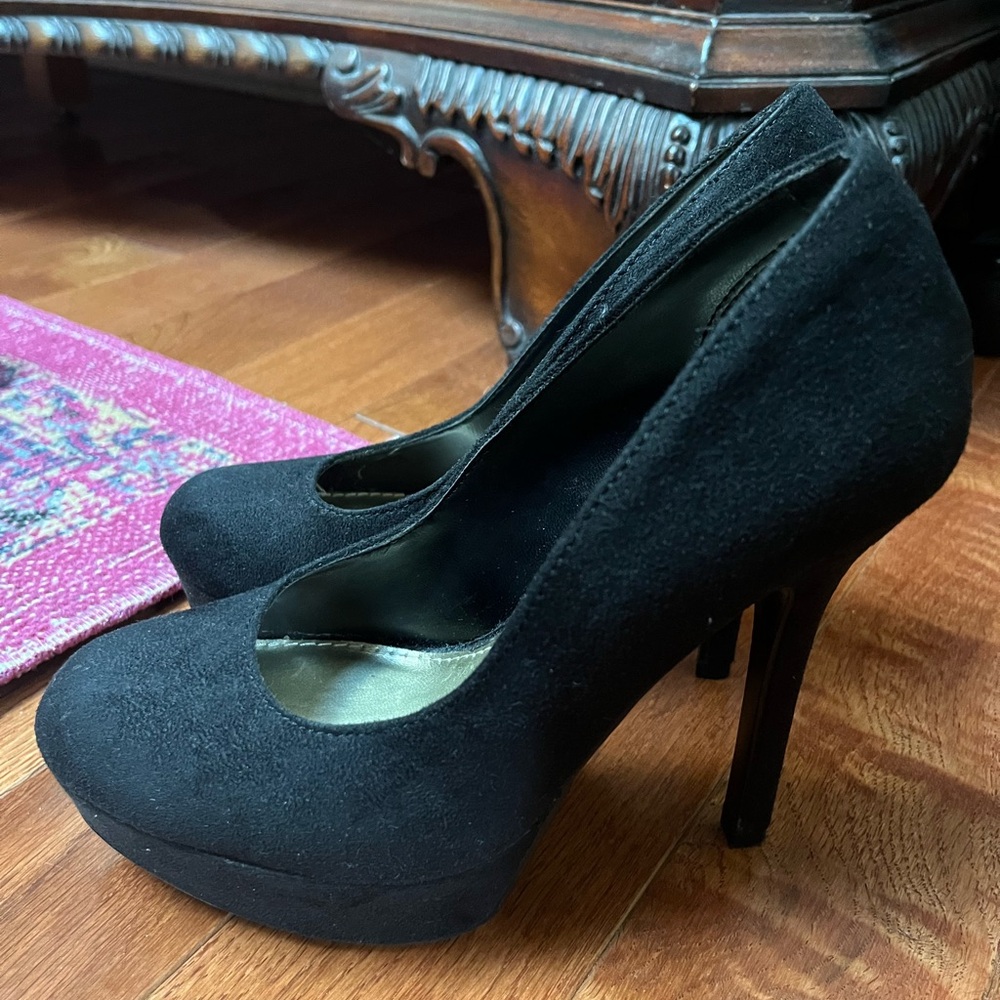 Shoes - Picture 2 of 9